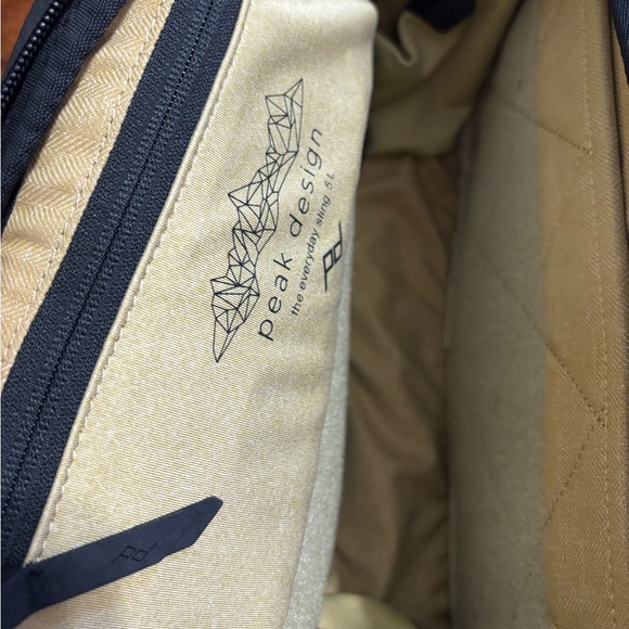 Peak Design Everyday Sling 5L Crossbody Bag - Picture 3 of 4